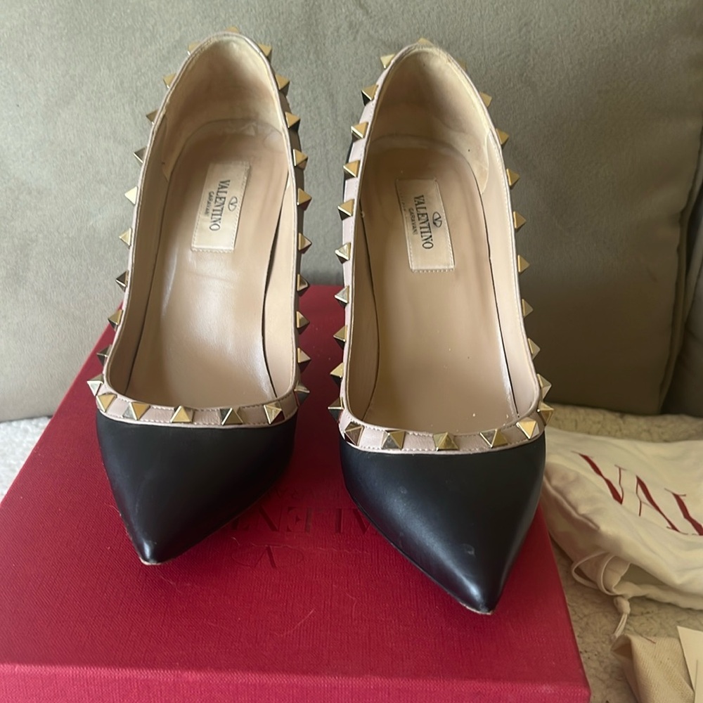 Authentic Valentino Garavani black and beige trim rockstud size 37